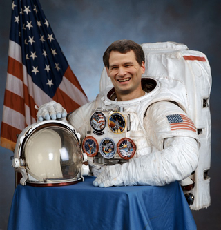 Illustration for article titled David Pogue: Now a Badass, at Least in this Gallery